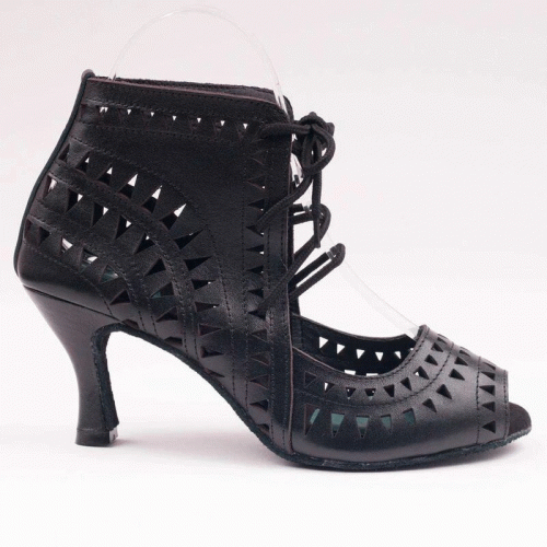 Yami Shoes Store stocks an exclusive collection of Bachata Shoes for all levels of Bachata Dancers. Visit us online and explore the stock right now! https://yamishoes.com/