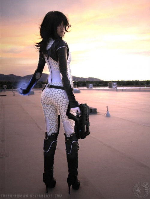 a0f1fb5aaf16cc993b5d09d8087efd69 incredible mass effect miranda cosplay