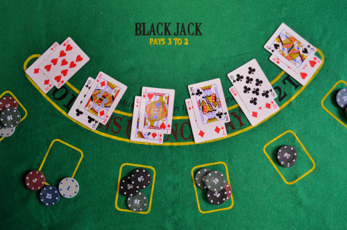 Blackjack, một trong những trò chơi đánh bài hấp dẫn nhất trong thế giới casino online, đòi hỏi người chơi không chỉ có may mắn mà còn cần sự khéo léo và chiến thuật. Nếu bạn đang tìm kiếm cách để chiến thắng trong cuộc đua với nhà cái, hãy cùng http://nhacai10.com/ khám phá những chiến thuật và kinh nghiệm chơi Blackjack mà các cao thủ hàng đầu thường áp dụng.

Nền Tảng và Lịch Sử của Blackjack:

Blackjack xuất phát từ trò chơi "Vingt-et-Un" (21) tại Pháp trong thế kỷ 18 và nhanh chóng trở thành một biểu tượng của sòng bạc tại Mỹ vào thế kỷ 19. Luật chơi tương đối phức tạp, đòi hỏi người chơi phải nắm vững các quy tắc về chia bài, tính điểm, và quyết định đúng lúc.

Cơ Bản Về Luật Chơi Blackjack:

Để bắt đầu, việc quan trọng nhất là nắm vững luật chơi. Blackjack sử dụng bộ bài Poker 52 lá, với giá trị của mỗi quân bài được xác định bởi số điểm. Át có thể tính là 1 hoặc 11 điểm, các quân bài số từ 2 đến 10 tương ứng với số trên thẻ, và J, Q, K đều là 10 điểm. Người chơi cố gắng có tổng điểm không vượt quá 21 để đánh bại nhà cái.

Phương Thức Chơi Online:

Sự tiện lợi của công nghệ đã đưa Blackjack từ sòng bạc truyền thống sang môi trường trực tuyến. Người chơi có thể tham gia vào các bàn chơi trực tuyến và đấu trí với người chơi khác trên khắp thế giới. Điều này mang lại không chỉ sự thuận tiện mà còn trải nghiệm chơi độc đáo.

Chiến Thuật Đánh Bại Nhà Cái:

Không chỉ là may mắn, để trở thành một cao thủ Blackjack, người chơi cần áp dụng các chiến thuật thông minh. Đếm bài, phân tích chiến thuật chia bài của nhà cái, và quản lý vốn là những yếu tố quyết định chiến thắng.

Ưu Đãi và Thưởng:

Các sàn https://nhacai10.com/casino-truc-tuyen/ thường xuyên tổ chức chương trình khuyến mãi và thưởng hấp dẫn cho người chơi Blackjack. Những ưu đãi này bao gồm giải đấu, quà tặng, và ưu đãi đặc biệt, tạo điều kiện thuận lợi cho người chơi.

Tư Duy Chiến Thuật Trong Blackjack: Bí Quyết Để Chiến Thắng Lâu Dài

Xây Dựng Chiến Lược: Tư duy chiến thuật là trụ cột quan trọng trong thành công của người chơi Blackjack. Việc xây dựng một chiến lược đúng đắn từ ban đầu có thể tạo ra sự chênh lệch lớn trong kết quả cuối cùng. Một số chiến lược cơ bản như chiến thuật cơ bản và chiến thuật thẻ là những cơ hội để người chơi tối ưu hóa cơ hội chiến thắng.

Chiến Thuật Cơ Bản: Chiến thuật cơ bản thường là nền tảng cho mọi người chơi Blackjack. Điều này bao gồm quyết định cơ bản về việc rút thêm bài hay dừng lại dựa trên tổng điểm của bạn và thẻ mở của nhà cái. Các bảng chiến thuật cơ bản dựa trên những nguyên tắc toán học, giúp người chơi đưa ra quyết định tối ưu mà không cần nhớ mọi chi tiết.

Chiến Thuật Đếm Bài: Chiến thuật đếm bài là một kỹ thuật cao cấp và yêu cầu sự tập trung và kỹ năng đặc biệt. Người chơi sẽ theo dõi tỷ lệ quân bài lớn và nhỏ đã chia, từ đó đánh giá khả năng chiến thắng của mình. Việc này có thể giúp họ điều chỉnh kích thước cược và quyết định khi nào nên tăng cường hay giảm bớt cược.

Quản Lý Vốn: Tư duy chiến thuật còn liên quan mật thiết đến quản lý vốn. Người chơi cần xác định một ngưỡng vốn an toàn, không bao giờ vượt quá để tránh rủi ro lớn. Chiến lược tăng giảm cược dựa trên tình hình của trận đấu giúp bảo vệ vốn và tối ưu hóa lợi nhuận.

Phân Tích Tâm Lý: Tâm lý chơi là một yếu tố quan trọng trong tư duy chiến thuật. Sự kiên nhẫn, khả năng kiểm soát cảm xúc, và khả năng đưa ra quyết định đúng lúc là những phẩm chất tâm lý quan trọng. Không để tâm lý ảnh hưởng đến chiến lược là một kỹ năng quan trọng trong việc duy trì chiến thắng.

Chấp Nhận Rủi Ro: Mặc dù chiến thuật có thể tăng cơ hội chiến thắng, nhưng người chơi cũng cần chấp nhận rằng có thể gặp thất bại. Việc hiểu rõ về xác suất và không để những mất mát nhỏ ảnh hưởng đến quyết định lớn là một phần quan trọng của tư duy chiến thuật.

Luôn Cập Nhật Chiến Lược: Thế giới của Blackjack không ngừng thay đổi, và người chơi cần liên tục cập nhật chiến lược của mình. Việc theo dõi các xu hướng mới, chiến thuật hiệu quả từ người chơi khác, và điều chỉnh chiến lược là chìa khóa để duy trì sự thành công lâu dài.

Kết Luận:

Blackjack không chỉ là một trò chơi bài, mà là một nghệ thuật yêu cầu sự sáng tạo và chiến thuật. Bằng cách nắm vững luật chơi, áp dụng chiến thuật thông minh, và kiểm soát vốn hiệu quả, người chơi có thể tận hưởng niềm vui chiến thắng và thành công trong thế giới đa dạng của Blackjack. Hãy thực hành những kinh nghiệm và chiến thuật này để trở thành một cao thủ trong trò chơi này!