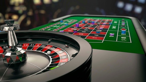 Casino, với sự kết hợp giữa niềm vui giải trí và cơ hội kiếm lời, đã tạo ra một cuộc phiêu lưu hấp dẫn cho những người tham gia. Tuy nhiên, bài viết này http://nhacai10.com/ sẽ đi sâu vào hai khía cạnh quan trọng của thế giới casino: lợi thế kinh doanh của nhà cái và tâm lý phức tạp của người chơi.

Lợi Thế Kinh Doanh và House Advantage

Trong casino, lợi thế kinh doanh của nhà cái thường được đánh giá thông qua khái niệm "House Advantage" hay "House Edge." Điều này dễ hiểu hơn khi xem xét trò chơi sấp/ngửa, nơi nhà cái không có lợi thế. Nhưng, với ví dụ của Roulette, chúng ta thấy rằng nhà cái thường tận dụng mọi cơ hội để giữ lợi thế của mình.

Trò Sấp/Ngửa và House Advantage:

Trong trò sấp/ngửa, mỗi chiếc đồng xu ném có thể kết quả trong mặt Sấp hoặc Ngửa. Người chơi đặt 1 đồng vào Sấp, và nếu ra Ngửa, họ thua 1 đồng. Ngược lại, nếu ra Sấp, nhà cái trả lại 1 đồng cho người chơi. Trò chơi này công bằng, và nhà cái không có lợi thế. Tuy nhiên, không phải tất cả các trò chơi đều như vậy.

Lợi Thế của Nhà Cái trong Roulette:

Roulette, một trò chơi phổ biến, thể hiện rõ lợi thế của nhà cái. Với bàn quay Roulette châu Âu có 37 ô, lợi thế là 1/37, tương đương 2,7%. Đối với phiên bản Mỹ với ô số 00, lợi thế tăng lên 5,4%. Điều này cho thấy nhà cái luôn duy trì một lợi thế, dù nhỏ, để đảm bảo lợi nhuận.

Tâm Lý Người Chơi và Chiến Thuật "Cơm Gạo":

Chiến thuật "Cơm Gạo" không chỉ là một chiến lược cược, mà còn là một cách tiếp cận tinh tế đối với tâm lý của người chơi. Những người chơi áp dụng chiến thuật này thường được biết đến là những người có máu lạnh và kiểm soát cảm xúc tốt.

Người chơi ứng dụng chiến thuật "Cơm Gạo" thường chỉ đặt cược vài lần và đặt một mục tiêu cụ thể cho mỗi phiên chơi. Khi họ đạt được mục tiêu đó, dù chỉ là một số tiền nhỏ, họ sẽ dừng lại và rời khỏi bàn chơi. Điều quan trọng ở đây là sự kiểm soát và không bao giờ để cảm xúc chi phối quyết định cược.

Tâm lý của những người chơi áp dụng chiến thuật này thường dựa trên sự hiểu biết rõ ràng về lợi thế của nhà cái và khả năng tự kiểm soát. Họ không mắc phải vấn đề "tham" như những người chơi chơi theo kiểu "sống chết" hoặc "một lần nữa." Thay vào đó, họ chơi như một nhà đầu tư thông minh, tìm kiếm lợi nhuận nhỏ và ổn định từ các phiên chơi ngắn.

Chiến thuật "Cơm Gạo" không chỉ giúp người chơi giữ được sự kiểm soát mà còn là một cách tiếp cận bền vững. Việc không để bản thân bị cuốn theo cảm xúc khi thắng hoặc thua giúp họ duy trì trạng thái tinh thần tích cực và tránh được những tình huống đầy rủi ro.

Tâm Lý Người Chơi và Chiến Thuật Cược:

Mặc dù kết quả trong https://nhacai10.com/casino-truc-tuyen/ phụ thuộc chủ yếu vào sự ngẫu nhiên, tâm lý người chơi đóng vai trò quan trọng trong quá trình đặt cược. Khi người chơi thắng liên tục, tâm lý thường trở nên lạc quan và họ có xu hướng đặt cược lớn hơn. Điều này là hợp lý với chiến thuật "đánh mạnh khi hot," khi người chơi tin rằng may mắn sẽ tiếp tục theo họ.

Tuy nhiên, thống kê chỉ ra rằng số người chơi đánh mạnh hơn khi thắng liên tục rất ít. Tâm lý của người chơi thường bị ảnh hưởng bởi việc bảo vệ thành quả. Họ có thể đặt một số tiền lớn hơn, nhưng không quá mạnh tay để giữ vững lợi nhuận. Dù có chiến thắng liên tục, họ thường giữ lại một phần để đảm bảo không mất hết.

Ngược lại, khi người chơi thua, tâm lý thường chuyển từ sự lạc quan sang sự buồn bã và thậm chí là tuyệt vọng. Trong tình huống này, người chơi có thể đặt cược lớn với mong muốn gỡ lại số tiền đã mất. Đây là một chiến thuật nguy hiểm, vì nếu không may mắn, họ có thể lâm vào tình trạng nợ nần.

Để kiểm soát tâm lý người chơi và ngăn chặn chiến thuật cược quá mạnh, các casino thường áp đặt giới hạn cược tối thiểu và tối đa. Ví dụ, nếu mức cược tối thiểu là 1 đồng, sau 7 lần tăng gấp đôi, mức cược tối đa có thể đạt đến 128 đồng. Điều này không chỉ ngăn chặn người chơi khỏi việc mất một số lớn tiền mà còn bảo vệ lợi nhuận của nhà cái.

Kết Luận:

Trong thế giới casino, sự cạnh tranh giữa người chơi và nhà cái luôn đặt ra những thách thức lớn. Lợi thế kinh doanh của nhà cái và tâm lý người chơi đều góp phần tạo ra một môi trường không chắc chắn. Việc hiểu rõ về cả hai khía cạnh này có thể giúp người chơi giảm thiểu rủi ro và tận hưởng trải nghiệm casino một cách thông thái.