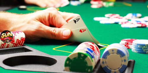 Poker Gemwin khong kho - Kinh nghiem tu cac cao thu lao lang.
Khi tham gia, mỗi người chơi sẽ được chia 2 lá bài tẩy. Việc của anh em chính là cần kết hợp cùng 5 lá bài chung để tạo nên một tay bài mạnh nhất. Người chơi có thể lựa chọn thao tác úp, tố, tố tất hoặc theo và xem nhằm đưa ra quyết định đúng đắn nhất. Cuối ván cược, ai là người chưa úp hay sở hữu bộ bài mạnh nhất sẽ giành chiến thắng, đồng thời thu về toàn bộ số tiền cược trên bàn.
#gemwin #taigemwin #taigem3win