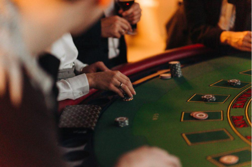 Casino trực tuyến và casino truyền thống đều là những điểm đến giải trí hấp dẫn, nhưng mỗi loại mang đến trải nghiệm độc đáo cho người chơi. Quyết định chọn lựa giữa hai hình thức này phụ thuộc vào sở thích và yêu cầu cá nhân. Bài viết này nhacai10 sẽ so sánh chi tiết giữa casino trực tuyến và casino truyền thống, giúp bạn đưa ra quyết định thông thái nhất.

Casino Truyền Thống:

Sòng bạc trên đất liền mang lại một trải nghiệm độc đáo, với không khí nồng nàn và cơ hội tương tác trực tiếp với nhân viên và người chơi khác. Bạn có thể thư giãn trong không gian sang trọng, thưởng thức những tiện ích như nhà hàng, quầy bar, và các hoạt động giải trí như biểu diễn ca nhạc và ảo thuật.

Tuy nhiên, casino truyền thống cũng mang theo nhược điểm, bao gồm khó khăn trong việc di chuyển đến sòng bạc do khoảng cách địa lý và thời gian. Sự linh hoạt của casino trực tuyến là điểm mạnh, cho phép tham gia mọi lúc và mọi nơi với kết nối Internet.

Casino Trực Tuyến:

Casino trực tuyến là bước tiến mới đầy tiềm năng trong lĩnh vực giải trí. Với khả năng tham gia các trò chơi trực tuyến từ mọi nơi thông qua kết nối Internet, người chơi có được sự thoải mái và tiện ích không tưởng. Việc này loại bỏ nhu cầu di chuyển đến sòng bạc truyền thống và mở ra khả năng chơi bất cứ khi nào và ở bất kỳ đâu có kết nối mạng.

Các casino trực tuyến cung cấp đa dạng trò chơi, từ poker và xì dách đến roulette và baccarat. Bạn cũng có thể thử vận may ở các trò chơi như keno, xổ số, và bingo, với nhiều phiên bản khác nhau, tạo ra sự đa dạng và sự lựa chọn vô song.

Tính bảo mật và tiện ích thanh toán là một điểm mạnh quan trọng của casino trực tuyến. Sự hỗ trợ cho các giao dịch an toàn và bảo mật thông tin cá nhân đặt ra một tiêu chuẩn cao. Người chơi có thể lựa chọn giữa các phương thức thanh toán như thẻ tín dụng, chuyển khoản ngân hàng, hoặc ví điện tử để nạp tiền vào tài khoản đánh bạc.

Casino trực tuyến mang lại nhiều lợi ích hấp dẫn cho người chơi, giúp tạo ra một trải nghiệm giải trí độc đáo và thuận tiện. Dưới đây là năm lợi ích chính của việc tham gia casino trực tuyến:

Tiện Lợi và Linh Hoạt:
Chơi Mọi Lúc, Mọi Nơi: Casino trực tuyến loại bỏ rào cản địa lý và thời gian. Người chơi có thể tham gia trò chơi yêu thích của họ bất kỳ nơi nào, chỉ cần có kết nối Internet.
Lựa Chọn Thời Gian Chơi: Không giống như casino truyền thống với giới hạn thời gian hoạt động, casino trực tuyến mở cửa 24/7, cho phép người chơi tham gia vào bất kỳ thời điểm nào theo lịch cá nhân.
Đa Dạng Trò Chơi:
Nhiều Lựa Chọn: Casino trực tuyến cung cấp một loạt các trò chơi đa dạng, từ các trò bài như poker và xì dách đến các trò quay số như roulette và baccarat. Điều này mang lại sự lựa chọn rộng rãi cho người chơi và tạo ra trải nghiệm đa dạng.
Ưu Đãi và Khuyến Mãi:
Khuyến Mãi Chào Mừng: Nhiều casino trực tuyến cung cấp các chương trình khuyến mãi và ưu đãi chào mừng cho người chơi mới, bao gồm tiền thưởng đăng ký và vòng quay miễn phí.
Chương Trình Thưởng: Hệ thống thưởng tích điểm và chương trình VIP thường xuyên giúp người chơi nhận được nhiều ưu đãi hơn khi họ tiếp tục tham gia.
Bảo Mật và Than Toán Thuận Tiện:
Giao Dịch An Toàn: Các casino trực tuyến thường sử dụng các biện pháp bảo mật mạnh mẽ để đảm bảo an toàn thông tin cá nhân và giao dịch tài chính của người chơi.
Phương Thức Thanh Toán Đa Dạng: Người chơi có thể sử dụng nhiều phương thức thanh toán phổ biến và uy tín như thẻ tín dụng, chuyển khoản ngân hàng, hoặc ví điện tử để nạp và rút tiền.
Tính Năng Trực Tiếp và Tương Tác:
Casino Trực Tiếp: Một số casino trực tuyến cung cấp trải nghiệm trực tiếp, trong đó người chơi có thể kết nối với đại lý thực và tham gia vào các trò chơi như tại sòng bạc truyền thống.
Tương Tác Cộng Đồng: Một số nền tảng casino trực tuyến có tính năng tương tác cộng đồng, cho phép người chơi thảo luận, chia sẻ trải nghiệm và thậm chí cạnh tranh với nhau.

Những lợi ích này giúp casino trực tuyến trở thành một sự lựa chọn hấp dẫn cho những người muốn kết hợp giải trí và thuận lợi từ không gian trực tuyến.

Kết Luận:

Trên cơ sở so sánh, không có lựa chọn hoàn hảo giữa casino trực tuyến và casino truyền thống. Mỗi người chơi sẽ có sở thích và quyết định riêng, dựa trên những gì họ đang tìm kiếm trong trải nghiệm casino. Người ưa sự thuận tiện và đa dạng có thể chọn casino trực tuyến, trong khi những người muốn trải nghiệm không gian sang trọng và tương tác trực tiếp có thể tìm thấy niềm vui tại casino truyền thống. Quan trọng nhất, lựa chọn cuối cùng là của bạn, phản ánh đúng nhu cầu và mong muốn cá nhân.