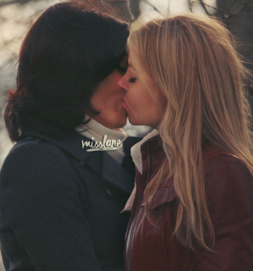 SwanQueen_trueloveskiss_by_misslane81-daouayh.jpg