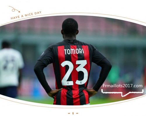 Tomori avec son nouveau maillot AC Milan 2022