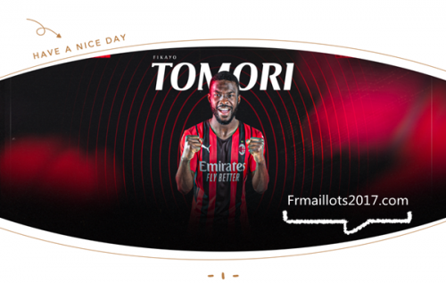 Tomori avec son nouveau maillot AC Milan 2022