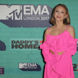 Zara-Larsson---MTV-Europe-Music-Awards-in-London-12.11-2017-10