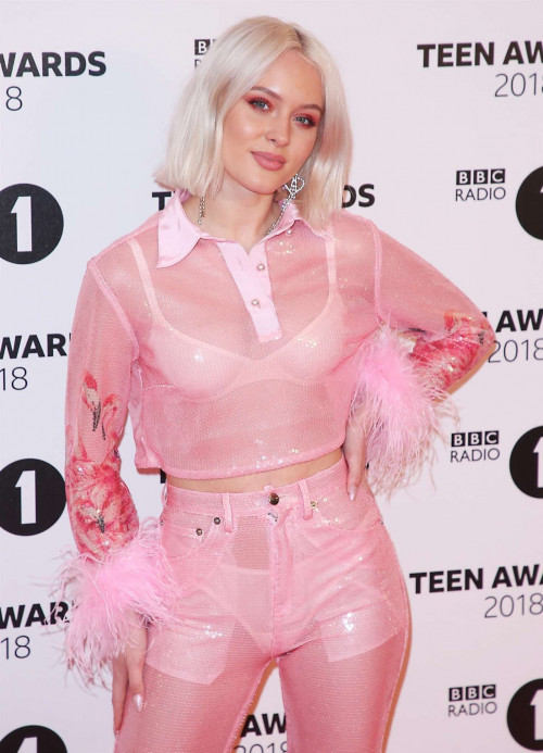 Zara-Larsson--BBC-Radio-1.Teen-Awards-2018--01-4.jpg