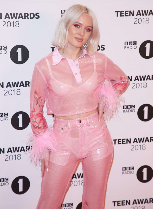 Zara-Larsson--BBC-Radio-1.Teen-Awards-2018--01-9.jpg