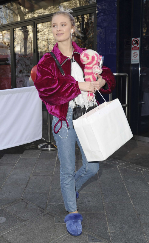 Zara-Larsson--Leaving-Global-Radio-Studios-in-London-14.12.2016-6.jpg