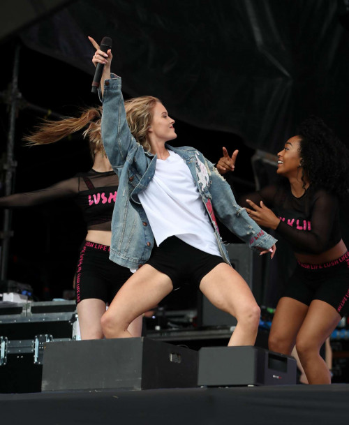 Zara-Larsson--Performs-at-Radio-1s-Big-Weekend-in-Hull-27.05.2017-17.jpg