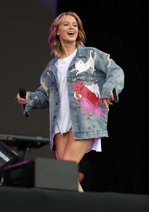 Zara-Larsson--Performs-at-Radio-1s-Big-Weekend-in-Hull-27.05.2017-22.jpg