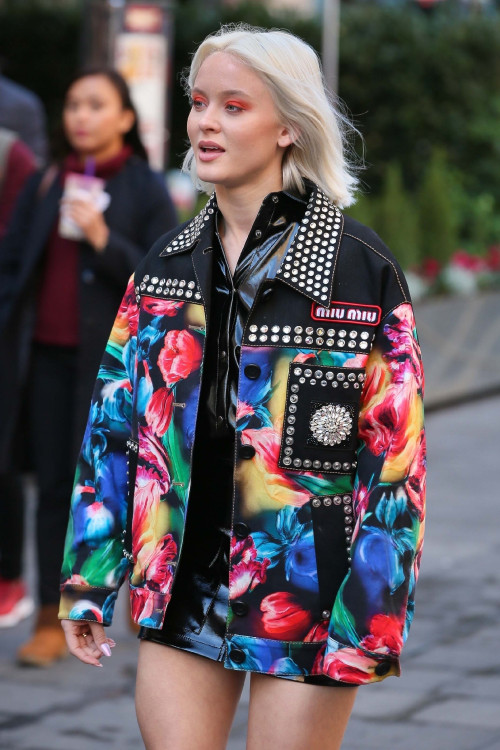 Zara-Larsson-Arriving-at-Global-Radio-Studios-in-London.10.16.2018-49.jpg