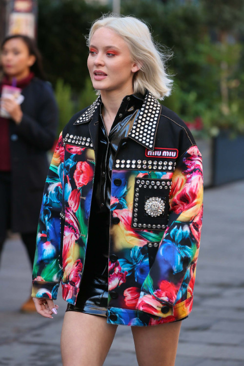 Zara-Larsson-Arriving-at-Global-Radio-Studios-in-London.10.16.2018-59.jpg