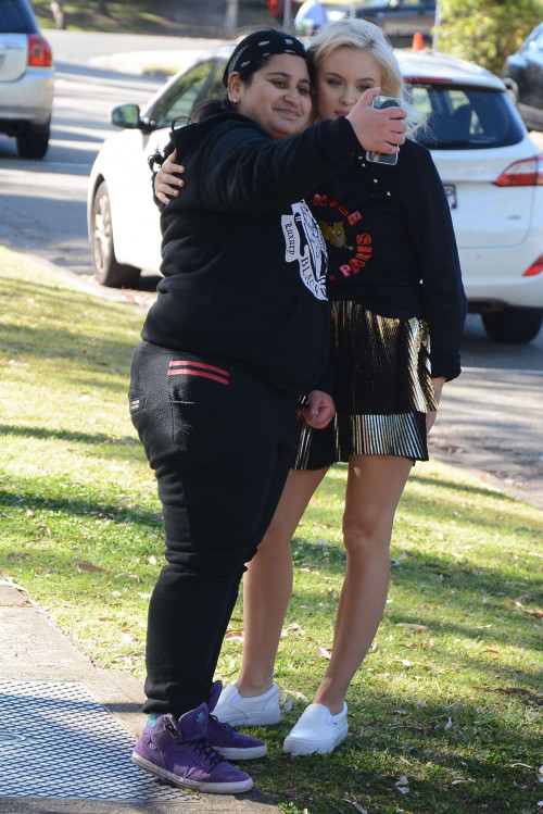 Zara-Larsson-in-Short-Skirt-Out-in-Sydney.24.10.2016-10.jpg