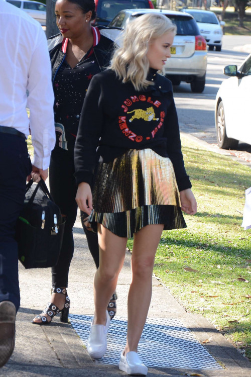 Zara-Larsson-in-Short-Skirt-Out-in-Sydney.24.10.2016-13.jpg