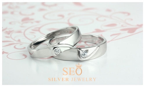 a_silver_heart_shaped_engagement_rings_set.jpg