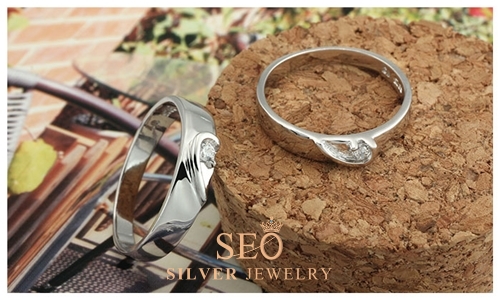 b_silver_heart_shaped_engagement_rings_set.jpg